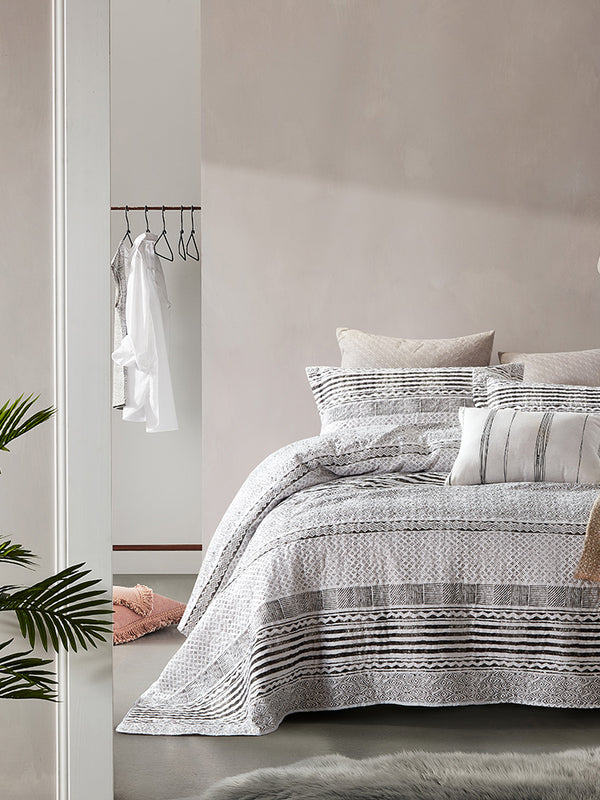 Elegant gråstribet sengetæppe - 180 x 250 cm