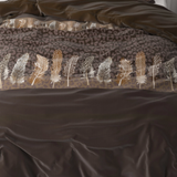 Fjer på chokoladebrun baggrund - 100% polyester