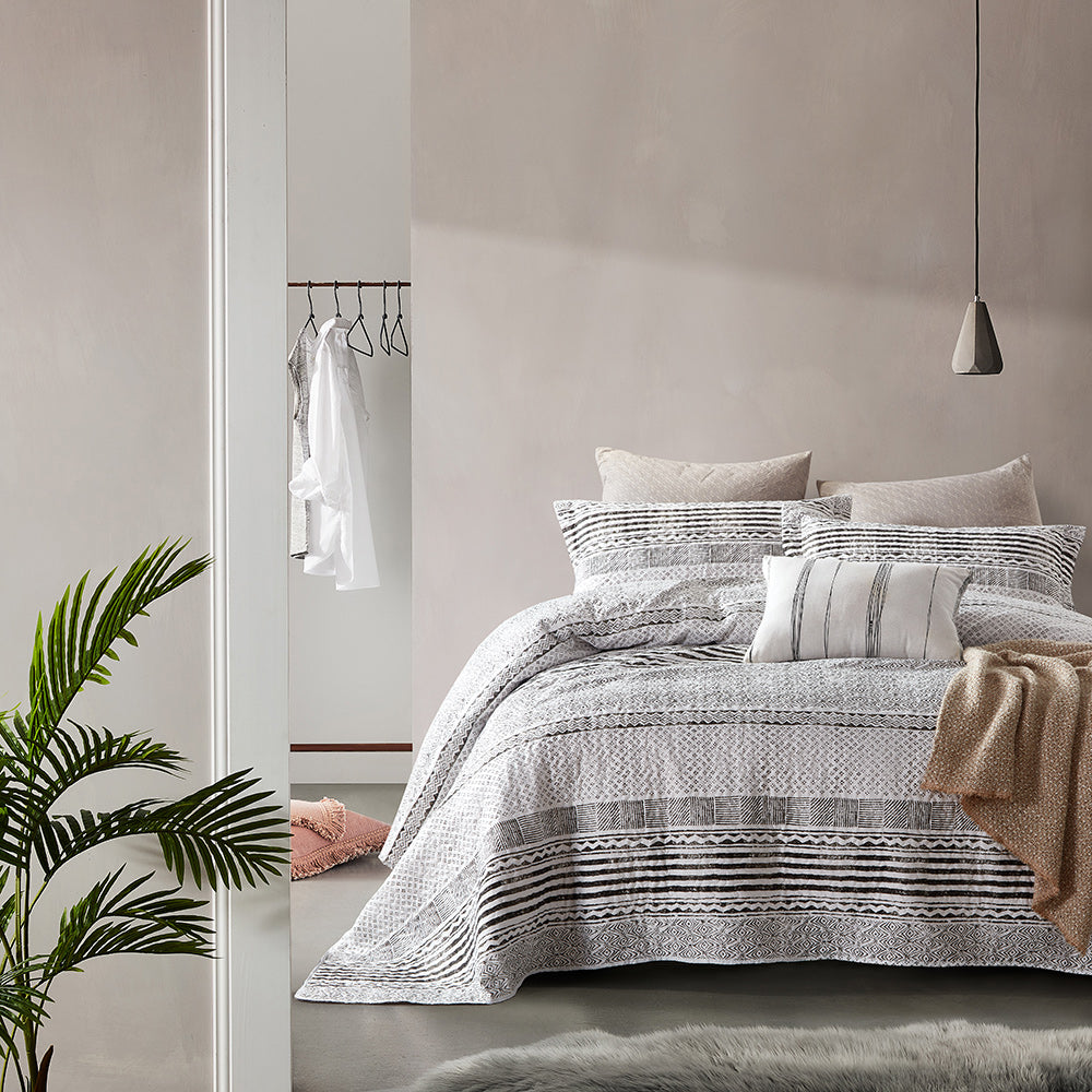 Elegant gråstribet sengetæppe - 180 x 250 cm